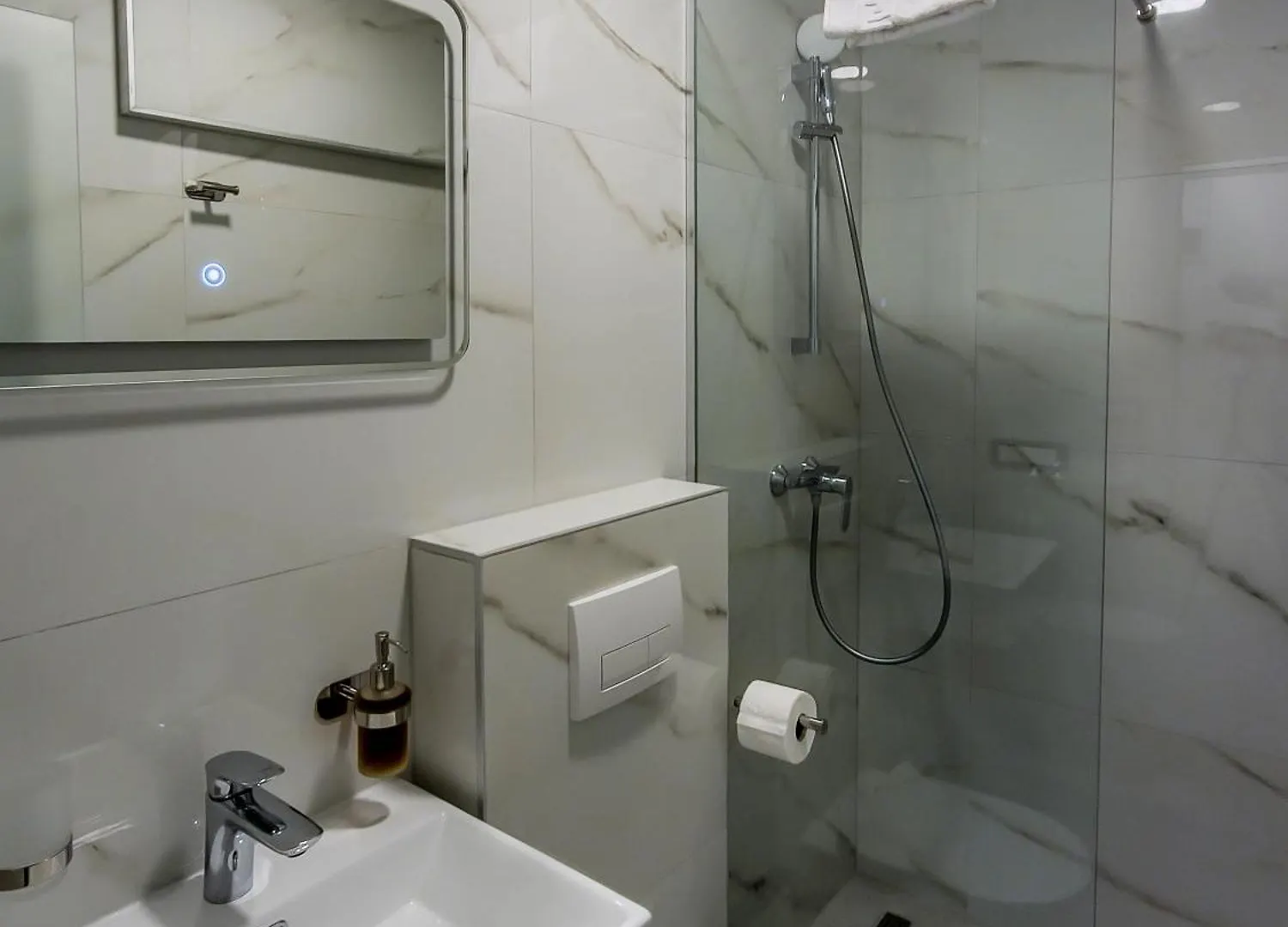 Sunrise Beachfront Residence 포레치 B&B