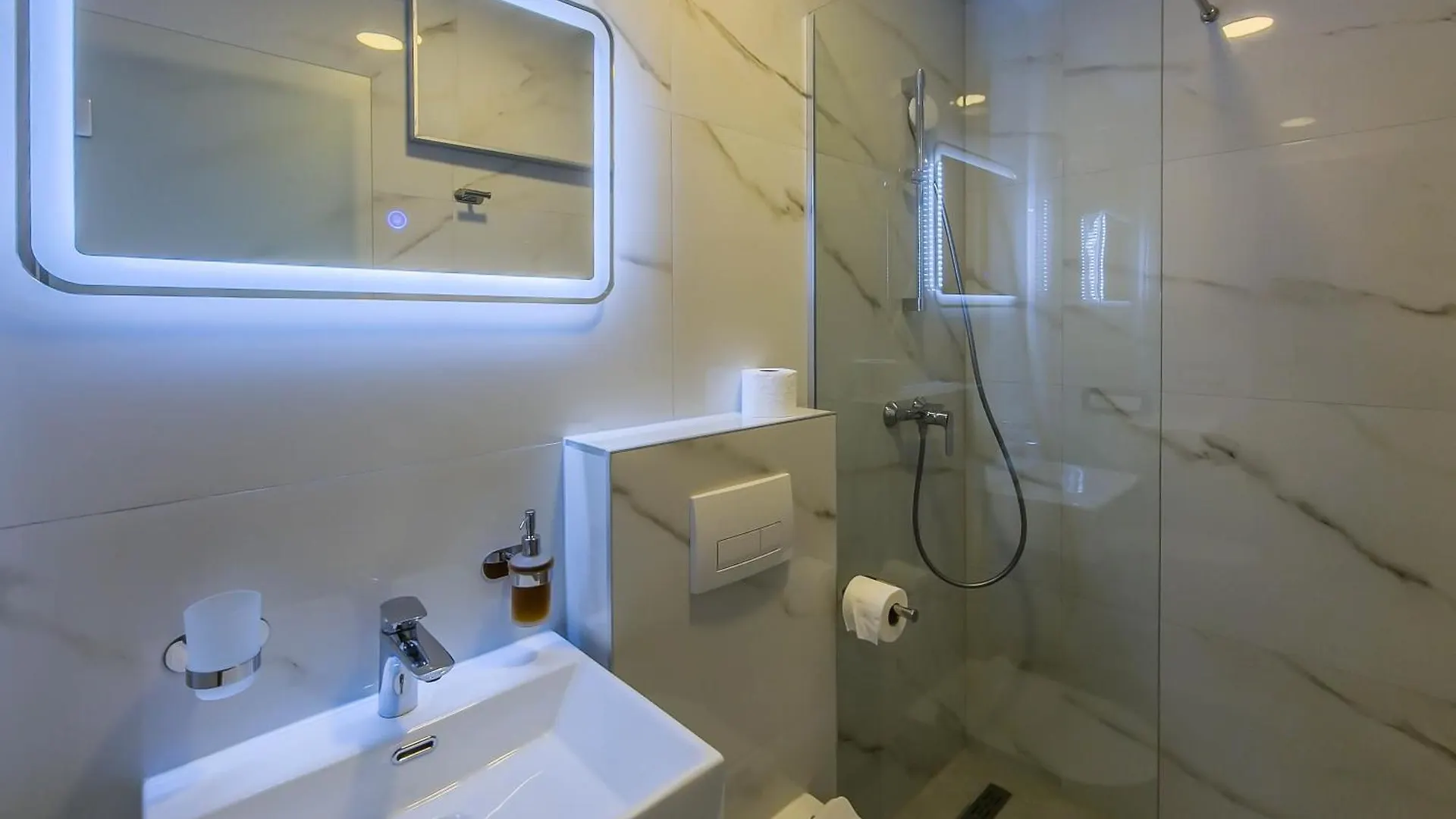 B&B Sunrise Beachfront Residence 포레치