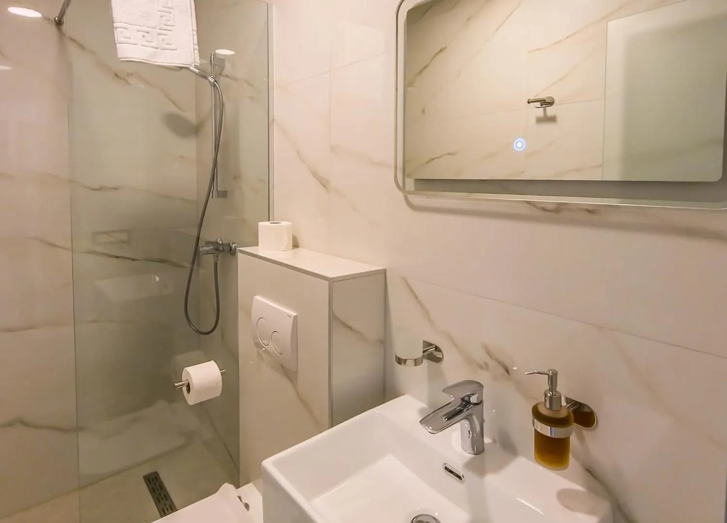Sunrise Beachfront Residence 포레치 B&B