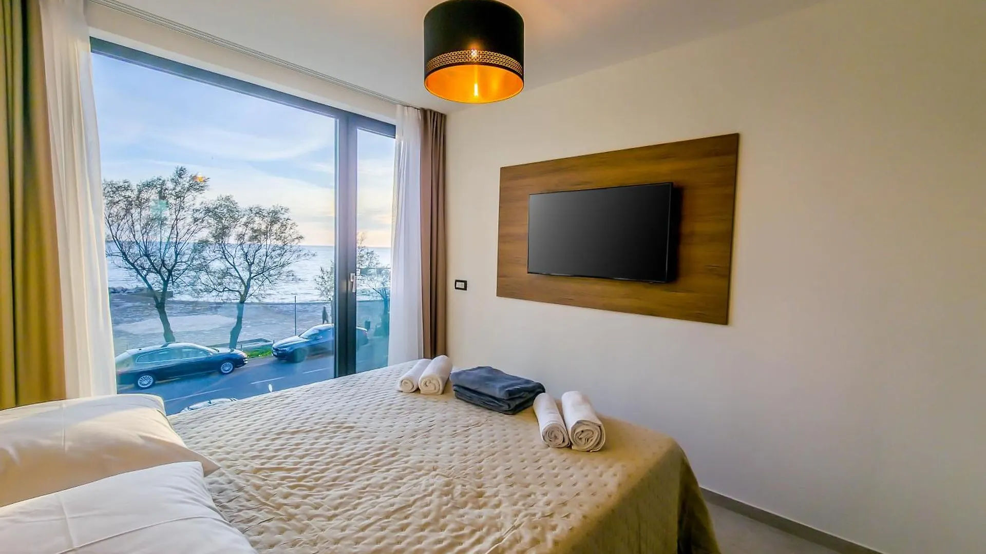 B&B Sunrise Beachfront Residence 포레치