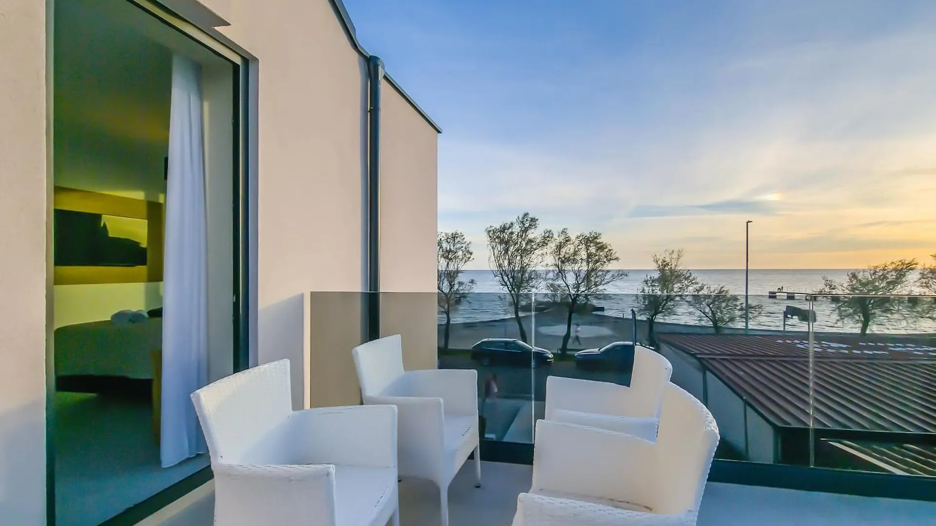 Sunrise Beachfront Residence 포레치 0*,