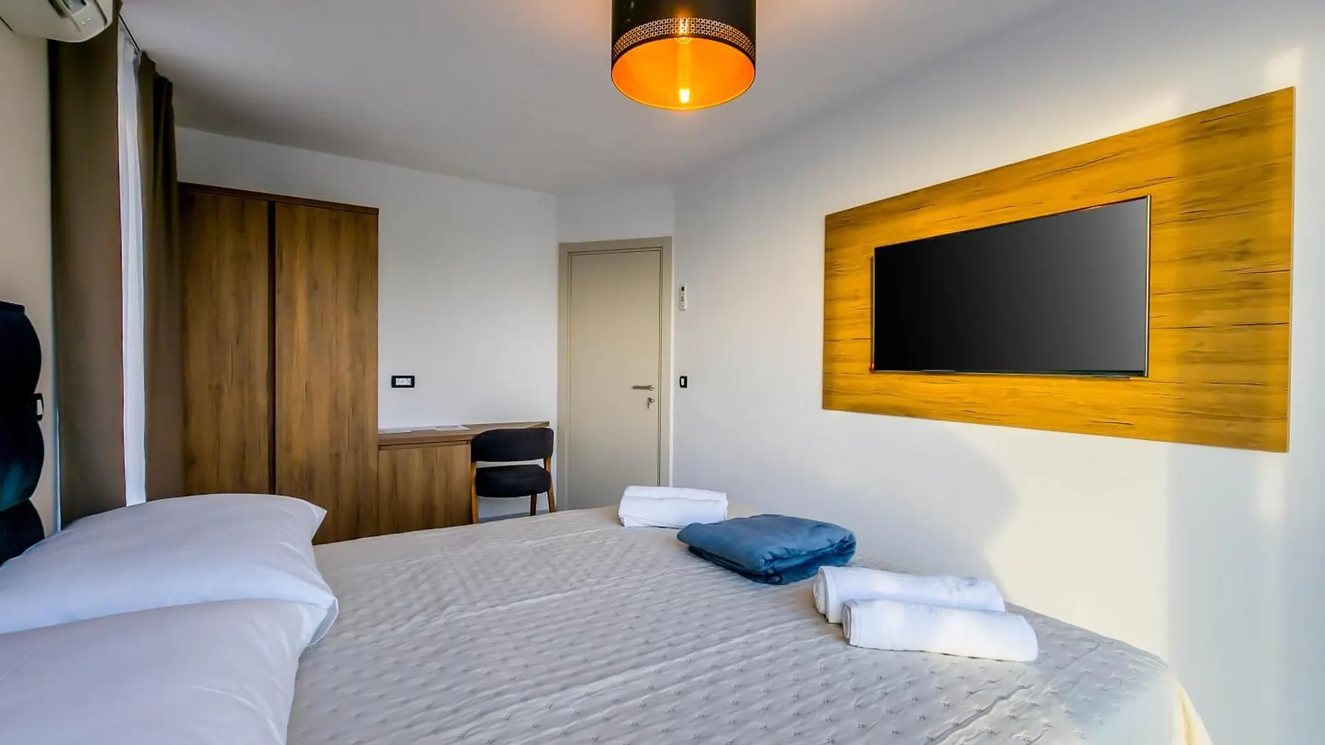 Sunrise Beachfront Residence 포레치 B&B