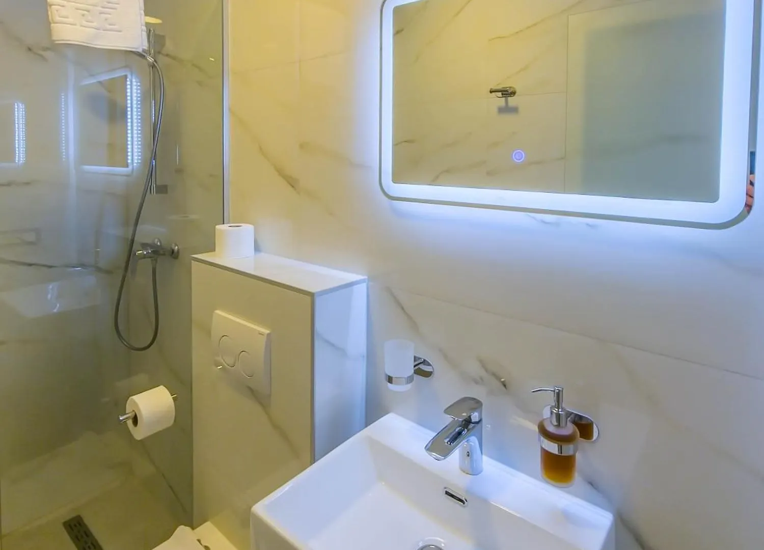 Sunrise Beachfront Residence 포레치