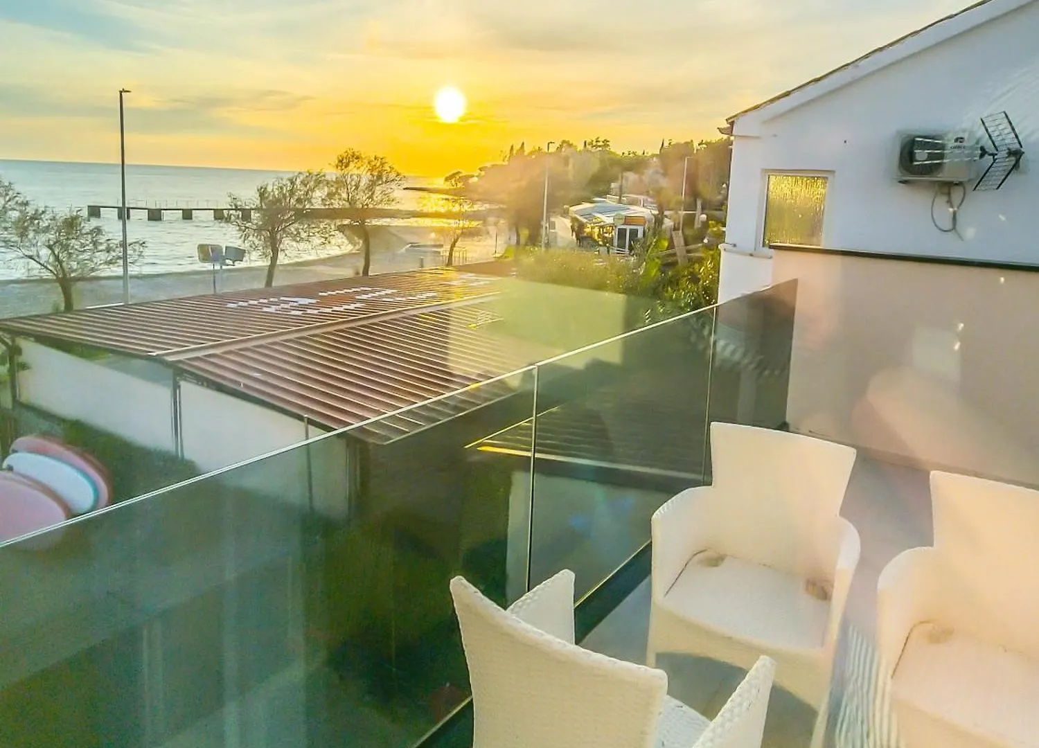 Sunrise Beachfront Residence 포레치