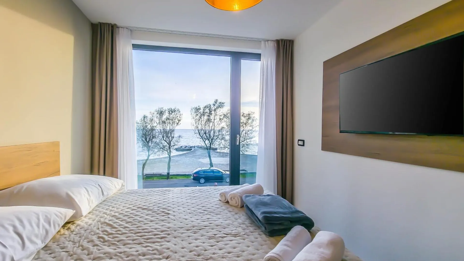 B&B Sunrise Beachfront Residence 포레치