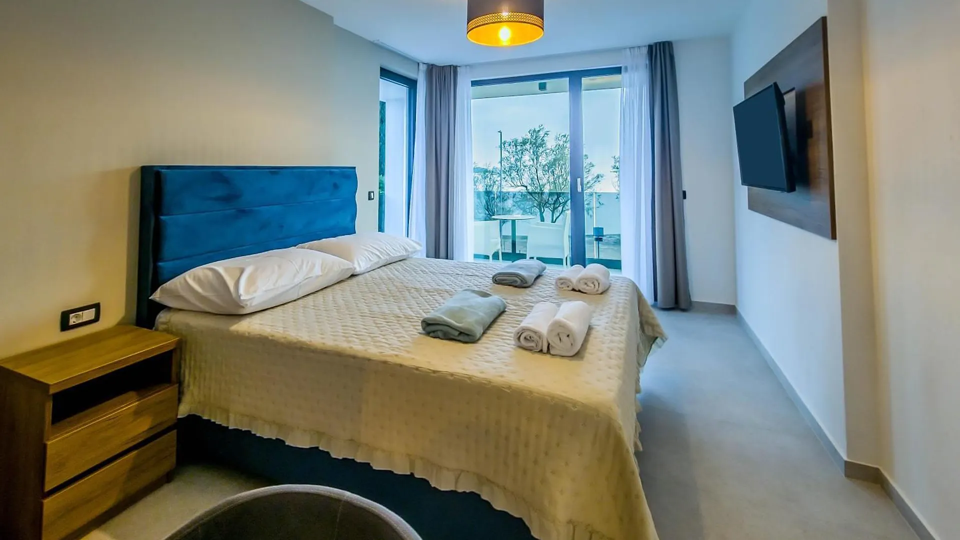 Sunrise Beachfront Residence 포레치